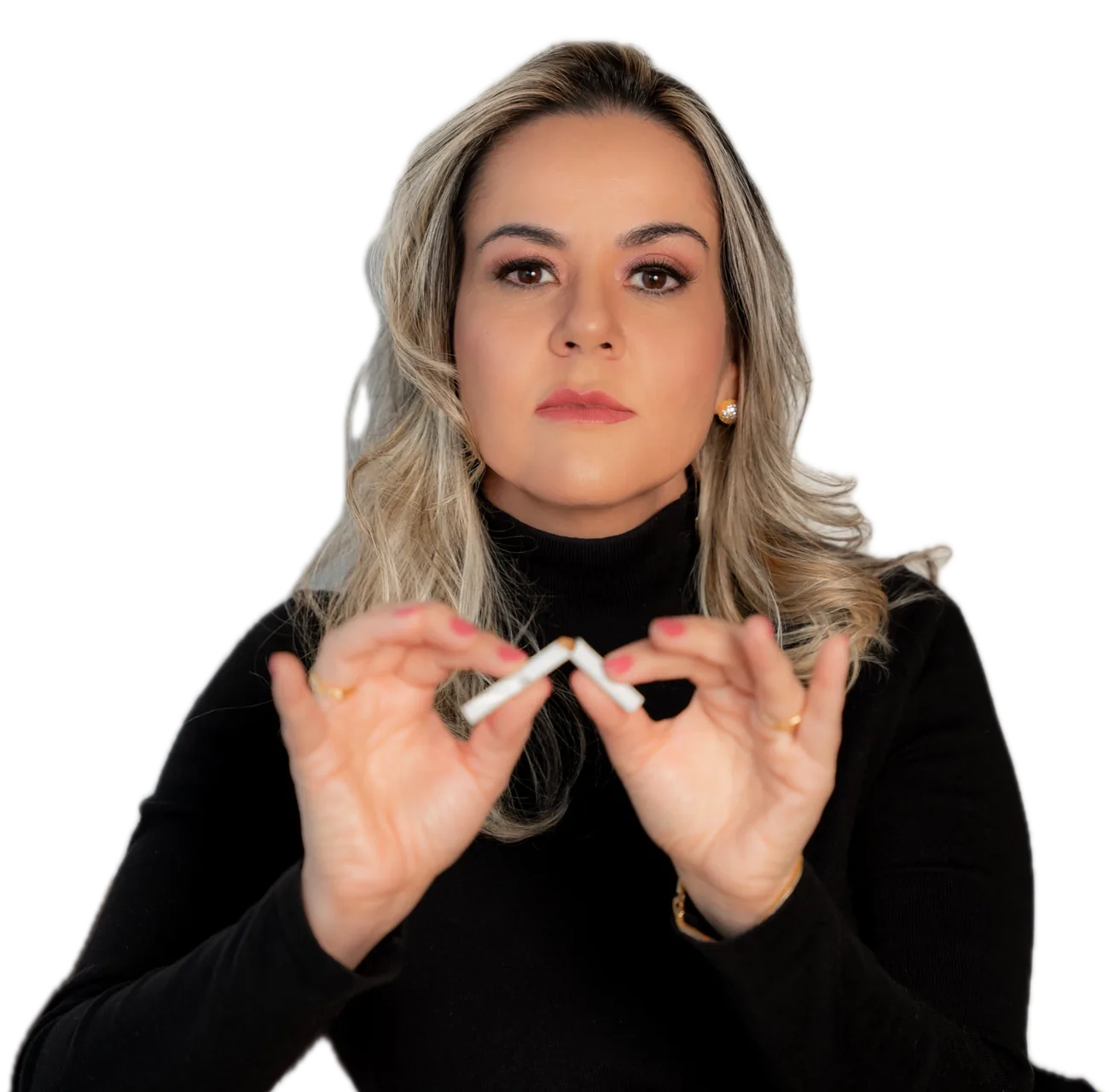 Dra. Kamilla Tonini quebrando um cigarro ao meio